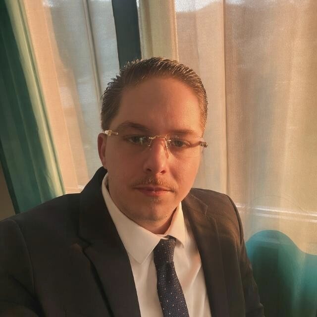 Portrait de Thomas Hoenig, apporteur d'affaires en immobilier privé à Paris